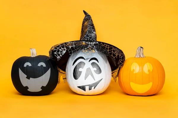 Trzy Śliczne Halloween Pumpkins Obok Siebie Żółtym Tle Tło Halloweenowe — Zdjęcie stockowe