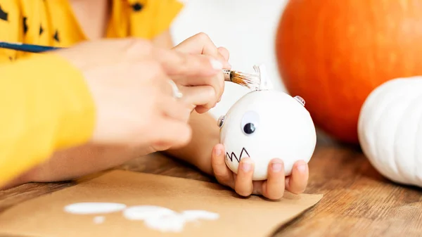 Dziecko Trzymanie Dekorowanie Trochę Białej Dyni Halloween Ręce Bliska Przycięte — Zdjęcie stockowe