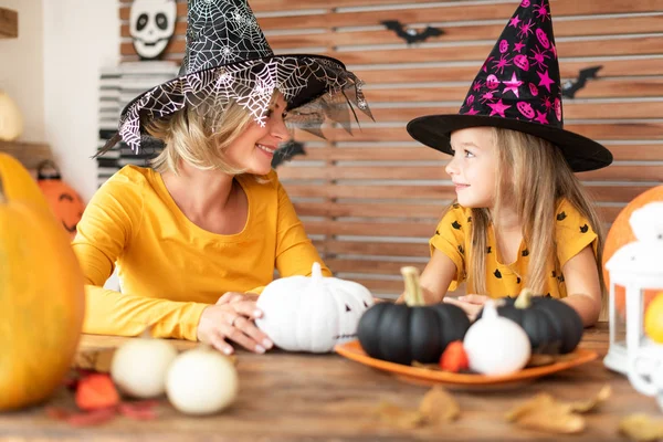 Nettes Kleines Mädchen Und Ihre Mutter Beide Hexenkostümen Sitzen Hinter — Stockfoto