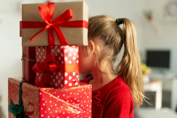 Ung Flicka Bär Stack Julklappar Happy Kid Vid Juletid — Stockfoto