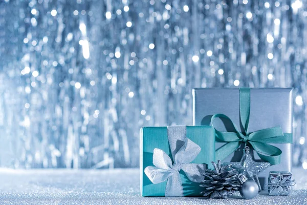 Hermosos Regalos Navidad Envueltos Adornos Con Luces Navidad Desenfocadas Fondo — Foto de Stock
