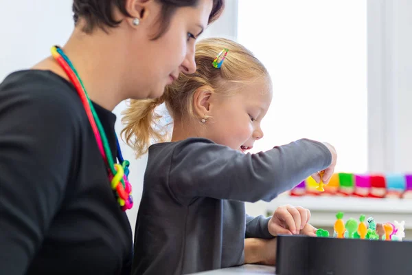 Niña Pequeña Sesión Terapia Ocupacional Infantil Haciendo Ejercicios Sensoriales Lúdicos — Foto de Stock