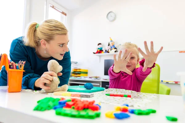 Menina Sessão Terapia Ocupacional Infantil Fazendo Exercícios Sensoriais Lúdicos Com — Fotografia de Stock