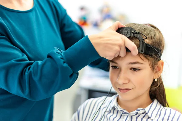 Genç Genç Kız Çocuk Terapisti Eeg Psikoterapi Oturum Sırasında Elektroansefalografi — Stok fotoğraf
