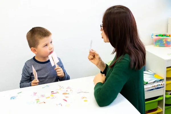 子供の音声療法の概念 女性の発話療法士と正しい発音を練習する未就学児 — ストック写真