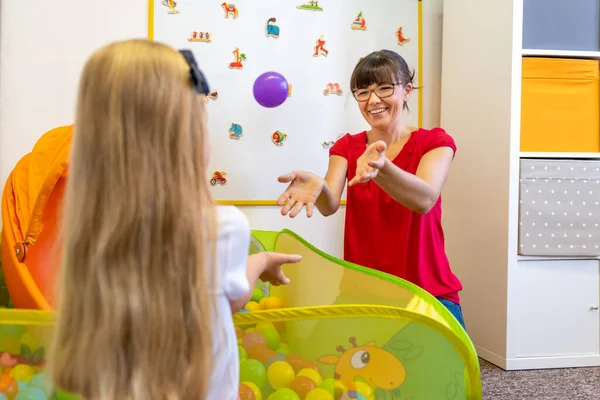 Kislány Gyermek Foglalkozásterápián Játékos Gyakorlatokat Végez Terapeutájával — Stock Fotó