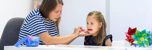 Concepto Terapia Del Habla Infantil Preescolar Practicando Pronunciación Correcta Con — Foto de Stock