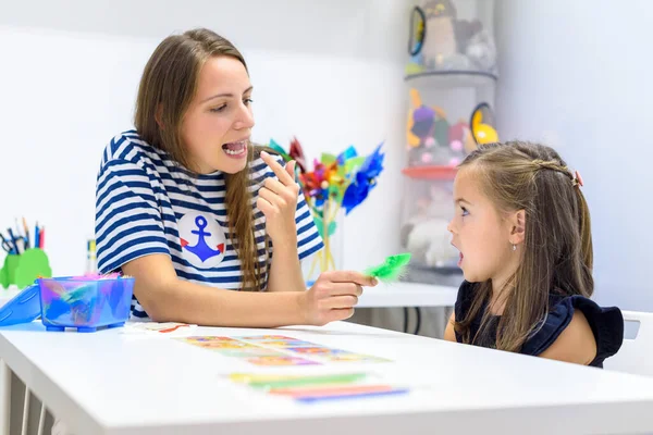 Gyerekbeszédterápiás Koncepció Preschooler Gyakorlása Helyes Kiejtés Egy Női Beszéd Terapeuta — Stock Fotó