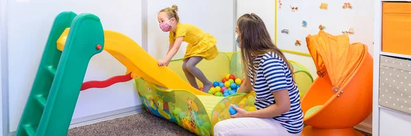 Gyermek Foglalkozás Terápiás Foglalkozás Kislánya Játékos Gyakorlatokat Végez Terapeutájával Covid — Stock Fotó