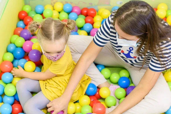 Niña Sesión Terapia Ocupacional Infantil Haciendo Ejercicios Lúdicos Con Terapeuta —  Fotos de Stock