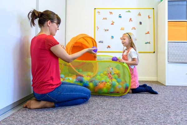 Niña Sesión Terapia Ocupacional Infantil Haciendo Ejercicios Lúdicos Con Terapeuta —  Fotos de Stock