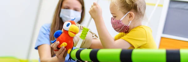 Niña Sesión Terapia Ocupacional Infantil Haciendo Ejercicios Lúdicos Con Terapeuta —  Fotos de Stock