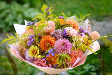 Yaz buketi. Güzel pastel renkli taze çiçek aranjmanı. Yaz çiçeklerinden yapılmış doğum günü ya da düğün buketi.