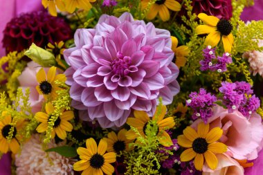 Yaz buketi. Güzel şeftali, sarı, mor, morumsu, fuşya ve bordo çiçeği düzenlemesi. Yaz çiçeklerinden yapılmış doğum günü ya da düğün buketi.