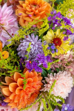 Yaz buketi. Güzel pastel renkli taze çiçek aranjmanı. Yaz çiçeklerinden yapılmış doğum günü ya da düğün buketi.