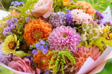 Yaz buketi. Güzel pembe, mor, allık ve turuncu çiçek aranjmanı. Yaz çiçeklerinden yapılmış doğum günü ya da düğün buketi.