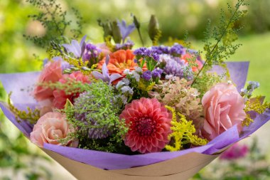 Yaz buketi. Güzel mor, kızarık ve turuncu çiçek aranjmanı. Yaz çiçeklerinden yapılmış doğum günü ya da düğün buketi.