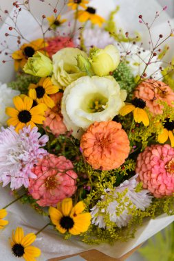 Yaz buketi. Güzel beyaz ve somon portakalı taze çiçek aranjmanı. Yaz çiçeklerinden yapılmış doğum günü ya da düğün buketi.