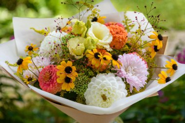 Yaz buketi. Güzel beyaz ve somon portakalı taze çiçek aranjmanı. Yaz çiçeklerinden yapılmış doğum günü ya da düğün buketi.