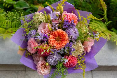 Yaz buketi. Güzel mor, kızarık ve turuncu çiçek aranjmanı. Yaz çiçeklerinden yapılmış doğum günü ya da düğün buketi.
