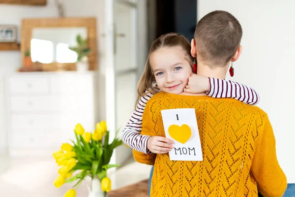 Joyeux Anniversaire Ou Fete Des Meres Adorable Jeune Fille Donnant A Sa Mere Jeune Patient Cancereux Fait Maison J Adore La Carte De Vœux De Maman Concept De Celebration Familiale Jour Joyeux Anniversaire Ou Fete Des Meres Adorable Jeune Fille Donnant A Sa Mere Jeune Patient Cancereux Fait Maison J Adore La Carte De Vœux De Maman Concept De Celebration Familiale Jour