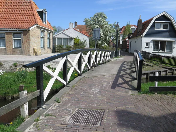 Ringhiera Legno Verniciato Bianco Sul Ponte Sul Canale Nel Villaggio — Foto Stock