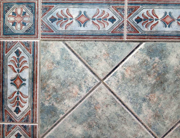 Endülüs 'teki köyde renkli seramik fayanslarla döşenmiş duvarın kapatılması