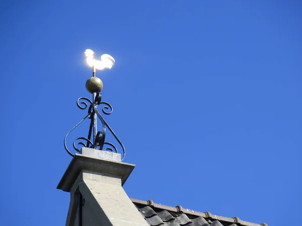 Sonne Reflektiert Auf Goldbemalter Hahnförmiger Wetterfahne Holländischem Fischerdorf — Stockfoto