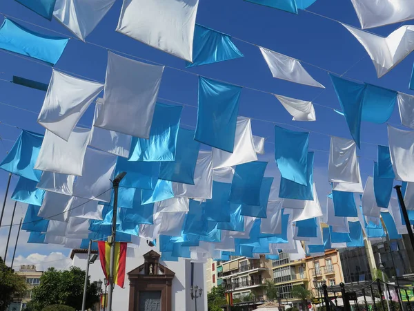 Fuengirola España Octubre 2017 Banderas Azules Blancas Plaza Iglesia Fuengirola —  Fotos de Stock