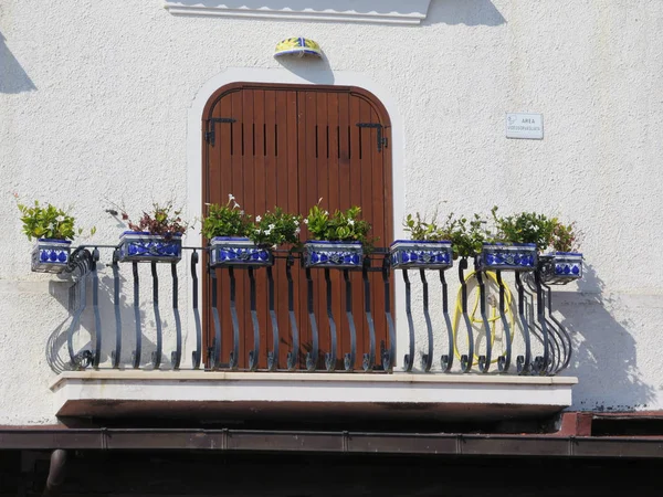 意大利乡村小阳台上的鲜花 — 图库照片