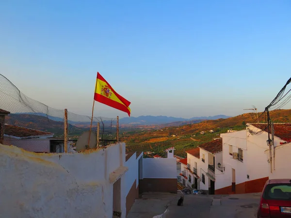 Bandeira Espanhola Soprando Vento Casa Com Vista Para Valley Andaluzia — Fotografia de Stock