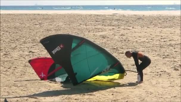 Tarifa Espanha Abril 2019 Preparação Kitesurf Praia Tarifa Andaluzia Sul — Vídeo de Stock