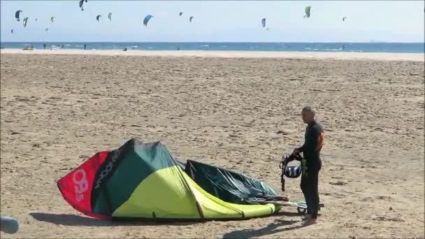 西班牙塔里法 2019年4月3日 在西班牙南部安达卢西亚塔里法的海滩上准备风筝冲浪 — 图库视频影像