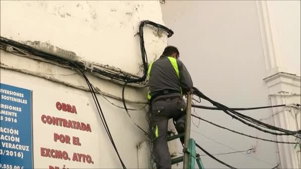 Alora Espanha Novembro 2018 Homens Amarrando Cabos Elétricos Acima Movimentada — Vídeo de Stock