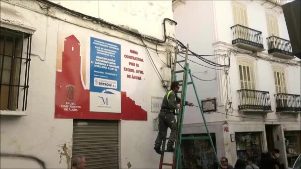 Alora España Noviembre 2018 Hombres Encadenando Cables Eléctricos Sobre Concurrida — Vídeo de stock