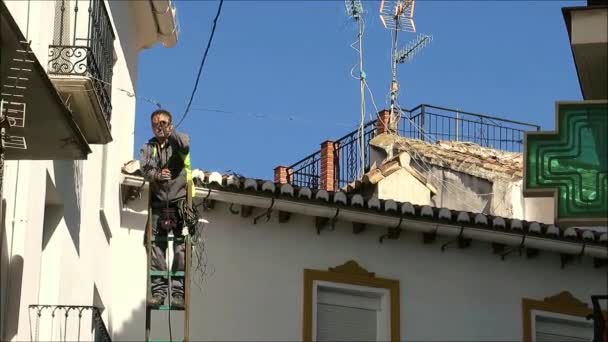 Алора Испания Ноября 2018 Года Мужчины Вешают Электрические Кабели Над — стоковое видео