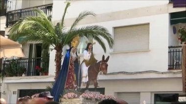 Alora, Ispanya-Nisan 14, 2019: Endülüs köyünde palmiye Pazar Paskalya Atsiyonu