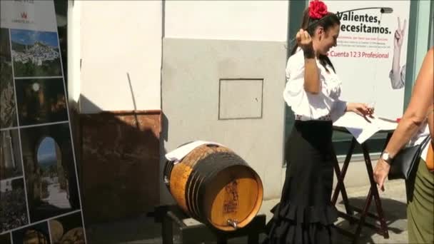 Alora Spanje Oktober 2018 Jonge Vrouw Traditionele Jurk Gieten Sherry — Stockvideo