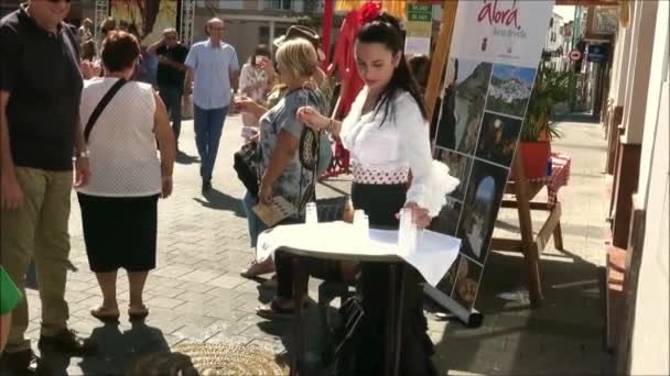 Alora Spanien Oktober 2018 Ung Kvinna Traditionell Klänning Hälla Sherry — Stockvideo