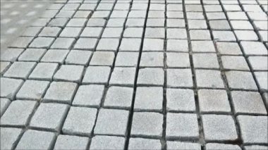 Endülüs 'te köy caddesinde kaldırım taşları bekliyor.