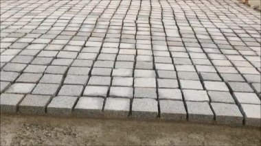 Endülüs 'te köy caddesinde kaldırım taşları bekliyor.