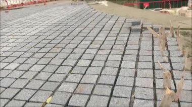 Endülüs 'te köy caddesinde kaldırım taşları bekliyor.