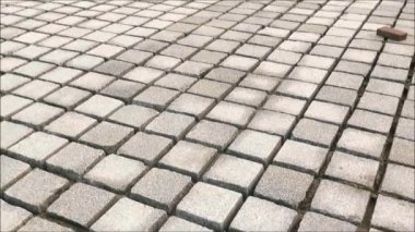 Endülüs 'te köy caddesinde kaldırım taşları bekliyor.
