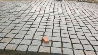Endülüs 'te köy caddesinde kaldırım taşları bekliyor.