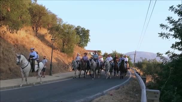 アローラ スペイン 2018 フローレス アローラの守護聖人 アンダルシアの守護聖人に敬意を表して毎年行列のための高度な名誉ガードを形成する地元の騎手のグループ — ストック動画