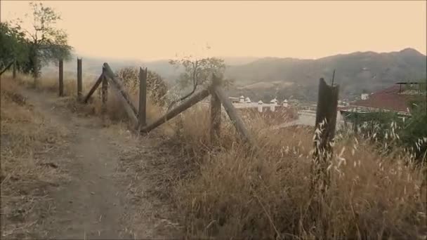 西班牙安达卢西亚村上方的乡村围栏衬砌路径断裂 — 图库视频影像