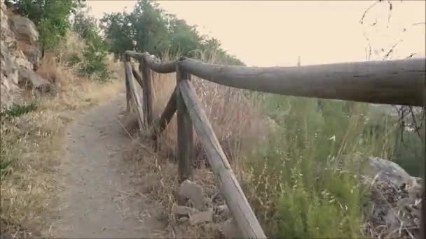 Garde-corps en bois le long du chemin rural au-dessus du village andalou, Espagne 