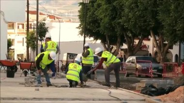 Alora, İspanya - 22 Ekim 2018: Belediye çalışanları ve denetçileri köye yeni kaldırımlar döşüyorlar