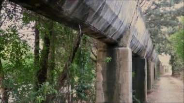 Endülüs' teki limon bahçelerinde akan eski sulama su kemerinden su sızıntısı, İspanya