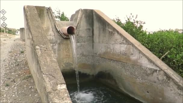 Elevado Canal Irrigação Concreto Descendo Nível Campo Perto Alora Andaluzia — Vídeo de Stock